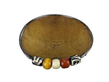 Handgeschnitzte runde Holzschale mit Perlen